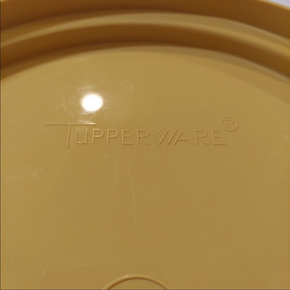 Vintage Tupperware Round Cake Holder with Gold Base and matching gold Handle - Picture 5 of 11